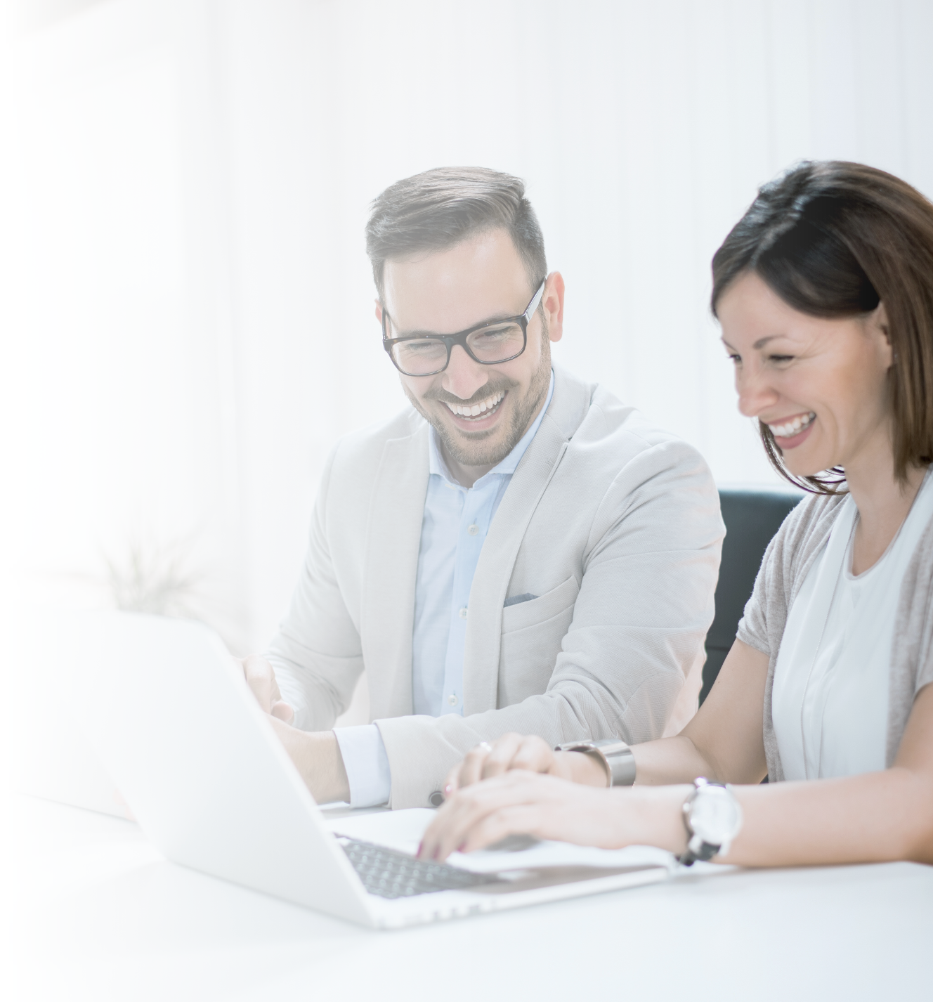 Zusammenarbeit am Laptop